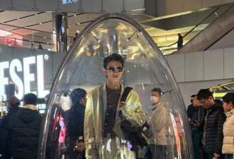 三里屯“活人”广告惹争议!网友:生理不适