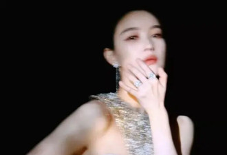 倪妮写真大秀事业线和完美背肌！她魔鬼身材性感火辣