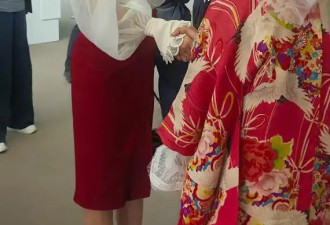 林志玲现身香港巴塞尔艺术展，日式卡哇伊风粤语别有风味，晚宴时换吊带裙吸睛