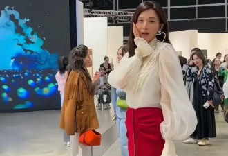 林志玲现身香港巴塞尔艺术展，日式卡哇伊风粤语别有风味，晚宴时换吊带裙吸睛
