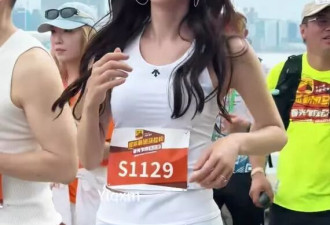 51岁林志玲亮相香港马拉松活动，体态挺拔身姿轻盈