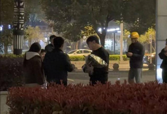 张雪峰公司楼下摆满悼念鲜花 员工曝去世细节