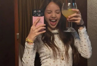 Lisa闯美后“越穿越大胆”，生日晒泳装照！3套私服也尽显曲线感