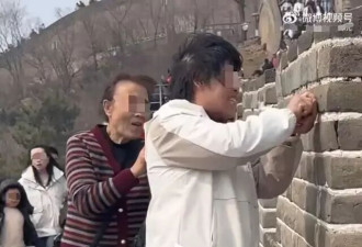 游客在八达岭长城刻下“二姐妹留念”字样 被行拘
