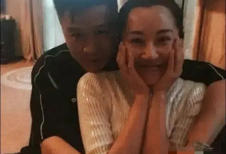 57岁许晴近况曝光，同学聚会被指没边界感不害臊，穿拖鞋肆意奔跑