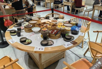 海南一商铺围挡“跑男”用餐残羹引热议：有何意义？