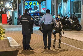 人形机器人把老人吓进医院 举手"投降"被警方带走