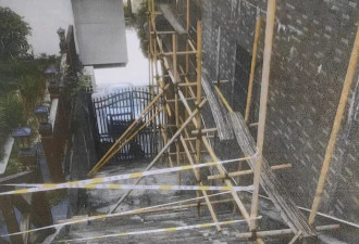 男子低头看手机 踏空摔下小区施工的阶梯身亡