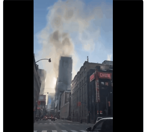 突发！多伦多市中心屋顶大火，疑似多次爆炸，黑烟冲天