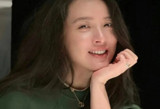 她26岁成双料影后，二婚嫁靳东高龄生下俩儿子，如今48岁被宠成宝
