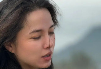 她26岁成双料影后，二婚嫁靳东高龄生下俩儿子，如今48岁被宠成宝