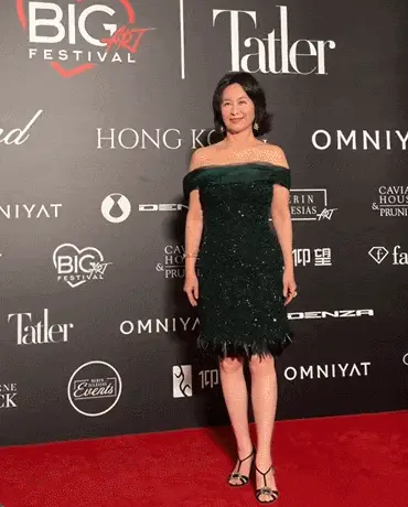 “LV老板娘”来香港弹琴，何超琼捧场！嫁首富35年生3子，不争不抢稳坐豪门C位