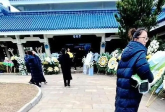 张雪峰追悼会现场曝光！母亲和妻子悲伤现身...