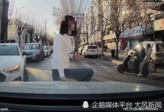 左转不过去，奥迪车副驾下来一女子拦住直行车辆