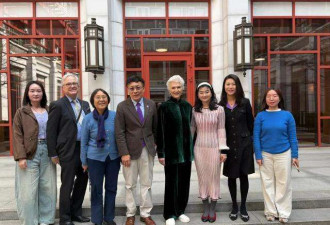马斯克妈妈又来北京 爬长城 逛清华