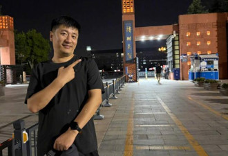 张雪峰2007年毕业照 典型的寒门学子