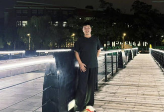 张雪峰2007年毕业照 典型的寒门学子