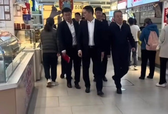 刘强东带队逛菜市场，西装革履尝粮食酒很亲和，用12w纯金手机壳