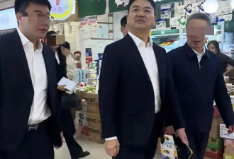 刘强东带队逛菜市场，西装革履尝粮食酒很亲和，用12w纯金手机壳