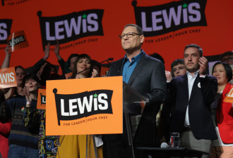 联邦新民主党选举纪录片导演、前电视主持人Avi Lewis为新党领