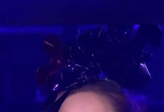 阿sa脸肿下垂皱纹明显，看林志玲眼神不屑、表情亮了