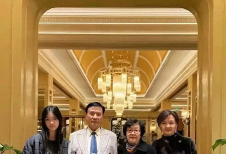 52岁前央视主持李小萌晒全家福，父母80多状态惊人