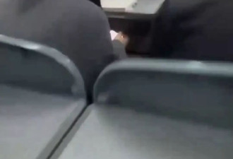 教授课堂误播AV！学生起哄 飞奔关视频后续更尴尬