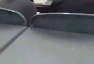 教授课堂误播AV！学生起哄 飞奔关视频后续更尴尬