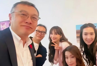 48岁吴佩慈露面，穿小脚裤简单干练，失去了...