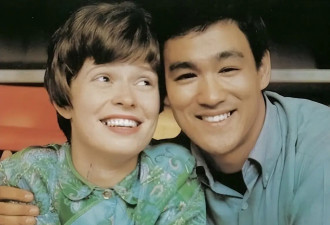 李小龙81岁妻子罕见现身，与粉丝聚会状态好，女儿李香凝贴心照顾