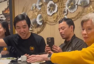 李小龙遗孀琳达近况:81岁神采奕奕 与信徒们饮茶聊天