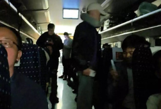列车停电被困隧道3小时,乘客称小孩热哭了但不让砸窗