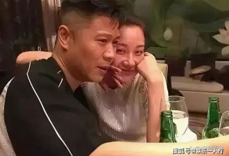 许晴参加同学会照片曝光，快60了还和男同学搂搂抱抱？