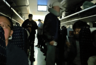 高铁被困隧道3小时乘客晕厥 不能老把人逼到砸窗