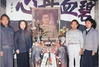 1978年，他用蚂蚁搬家方式将全家送往美国