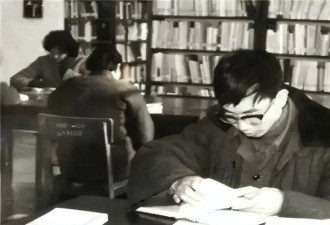 1978年，他用蚂蚁搬家方式将全家送往美国