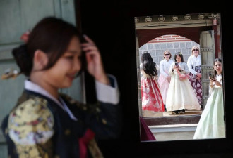 韩国春日景福宫游人如织 民众穿韩服打卡拍照