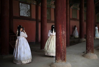 韩国春日景福宫游人如织 民众穿韩服打卡拍照
