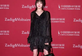 王鸥皮衣配蕾丝性感飒爽，与韩国当红女星同框看秀，赢很大！