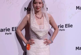 上海这一夜,被"雪姨"王琳惊艳了,52岁满头银发却冠压群芳