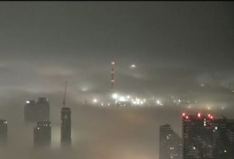 密云压城雷电惊！初春雷暴下的多伦多惊现罕见壮观城市景象