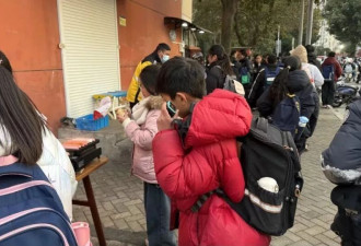 “碰一碰”的童年：儿童手表里的社交小世界