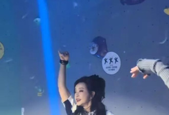 刘晓庆再扮少女惊艳众人,穿学生装扎高马尾,不像75岁