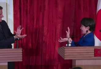 马克龙和高市早苗互摆“龟派气功” 画面疯传