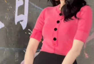 迪丽热巴美的好权威！穿黑色高领衫搭晕染短裙，同框张俪美翻天！