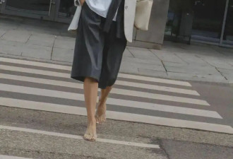今春，“灰色阔腿裤"依然最能打，怎么搭都时髦高级！
