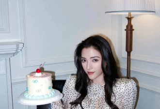 被娜然美到了，庆生穿波点裙简单不复杂，“扭腰杀”“妲己”附身