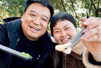这些年轻人，找陌生人喊爸妈？