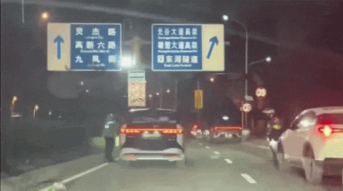 百度“萝卜快跑”突发系统故障，多辆无人驾驶出租车停路中央不能动