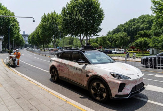 武汉多辆萝卜快跑出租车突然"宕机"，乘客被困